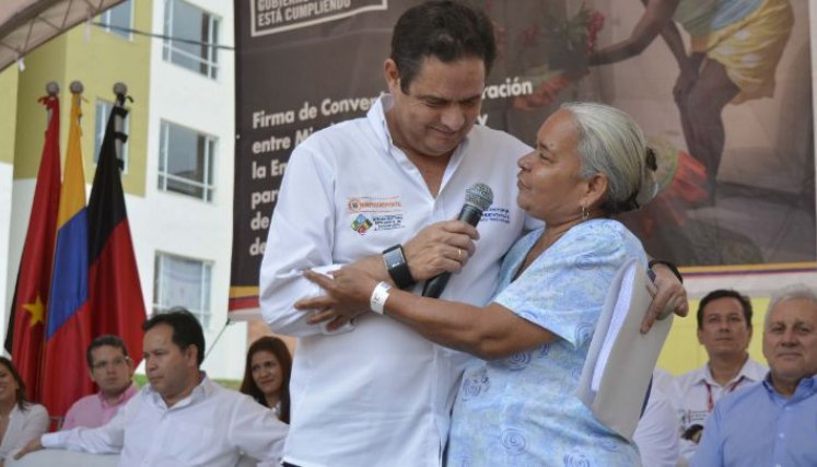 Miles de madres cabeza de hogar lo recordarán como el funcionario nacional que les ayudó a tener un techo digno propio/Foto Archivo