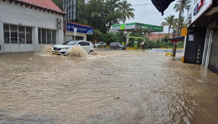 Las intensas lluvias no dan tregua y se presentan inundaciones en algunos barrios de Ocaña.