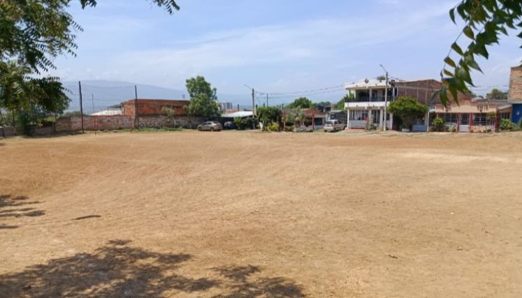 La cancha del barrio necesita mantenimiento.