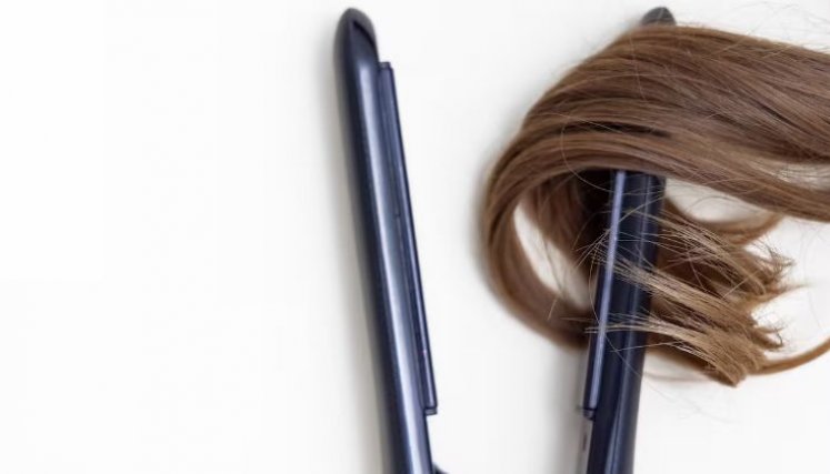 Adolescente murió electrocutada mientras se alisaba el cabello con una plancha