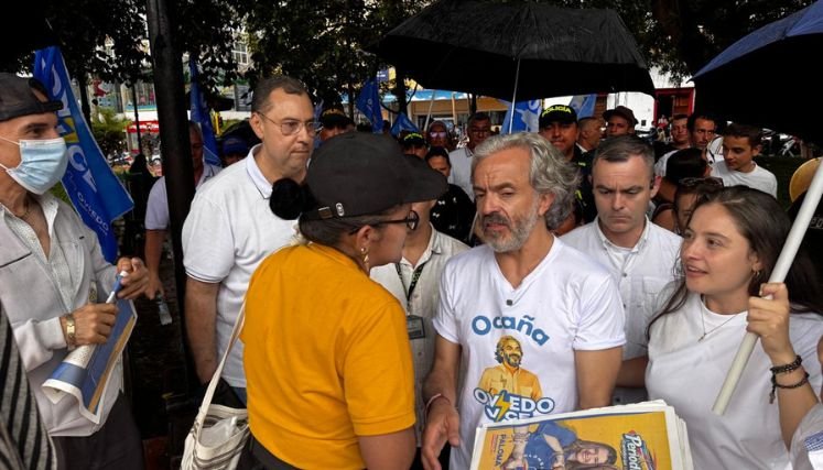 Superando inconvenientes de seguridad y desafiando la lluvia arribó a Ocaña el candidato vicepresidencial, Juan David Oviedo.