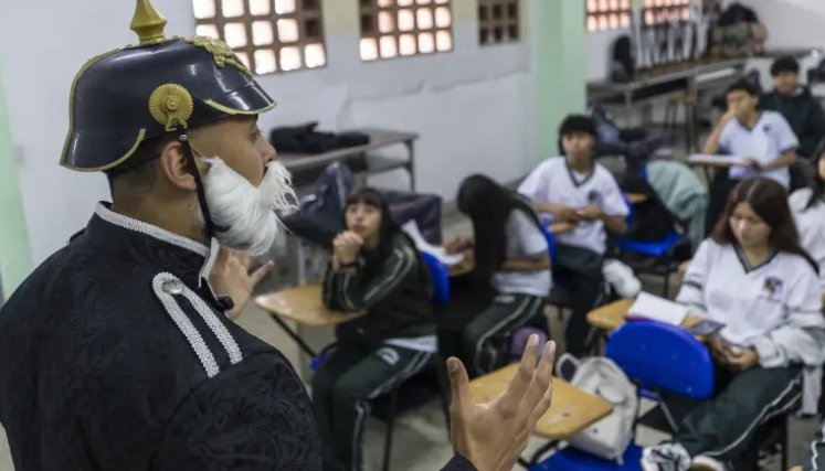 El profesor que se disfraza de faraón, soldado romano y káiser alemán para dar clases de historia en Medellín