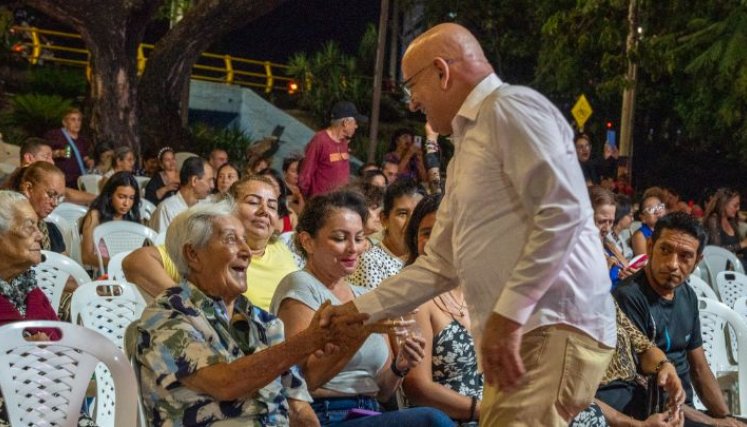El gerente general de la compañía, Hugo Vergel, interactua aquí con la comunidad en una de las veladas./Foto: Cortesía