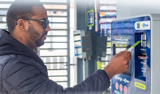 En Colombia, Ezytec ha desarrollado más de 1.400 puntos de pago automático y cajeros multifuncionales en cajas de compensación como Compensar, Colsubsidio y Cafam, en sistemas de transporte masivo como Transmilenio y Metro de Medellín y en empresas de telecomunicaciones como Tigo, Claro y Movistar. / Foto: Cortesía