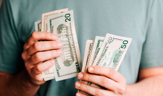 A lo largo de la mañana, el dólar revirtió la tendencia y empezó a subir e incluso, la divisa ya superó la barrera de los $5.000 en el intradía, tocando un máximo de $5.005.