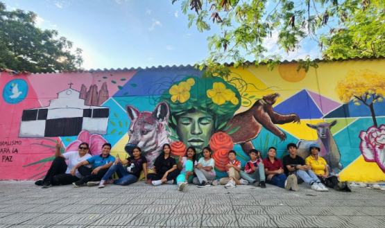 Jóvenes rescataron mural del Colegio Fe y Alegría en Los Patios.