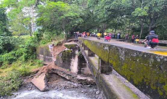 Técnicos especializados analizan la estructura del puente afectado por la ola invernal en el sector de La San Juana. /Foto: Cortesía.