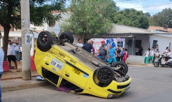Taxi terminó volcado