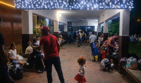 Decenas de familias campesinas permanecían ayer en la sede de la alcaldía de Tibú./Foto cortesía