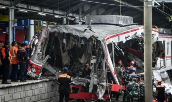 Choque de trenes en Indonesia 