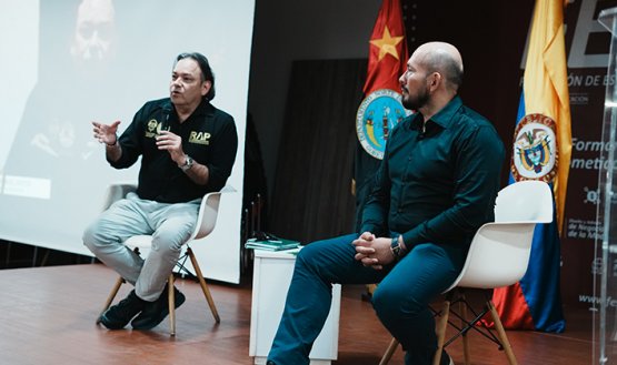 Hugo Rodríguez y Jhoel Bustos, gerente y subgerente de la RAP El Gran Santader, durante la rendición de cuentas de la vigencia 2025. / Foto cortesía