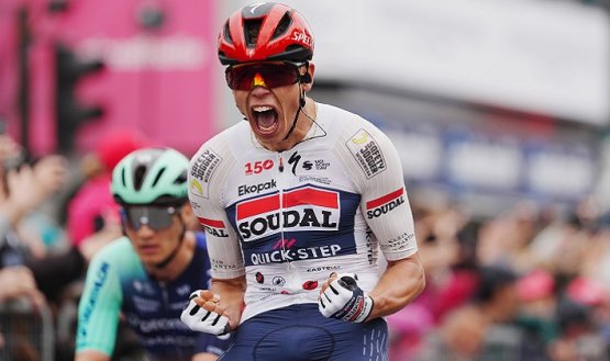 El joven francés Paul Magnier (Soudal Quick Step) sorprendió a los grandes favoritos en el embalaje de la primera etapa del Giro de Italia.