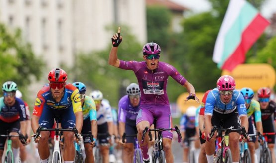 El francés Paul Magnier (Decathlon) le ganó el duelo al italiano Jonathan Milan (Lidl Trek) y al neerlandés Dylan Groenewegen (Unibet Rose Rockets).