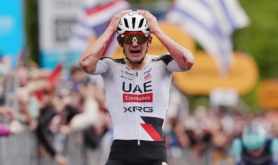 Igor Arrieta (UAE-Emirates) consiguió una heroica victoria en una lluviosa etapa en el Giro de Italia.