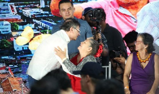 En el Encuentro de Economías para la Vida, el presidente Petro estrechó abrazos con abuelas que arribaron al SENA/Foto Carlos Ramírez