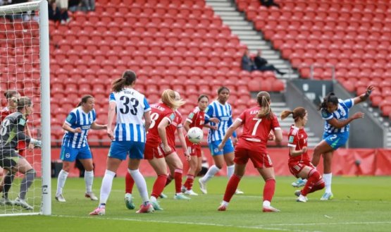 La colombiana Manuela Vargas fue protagonista en la victoria de Brigthon Albion sobre el Liverpool.