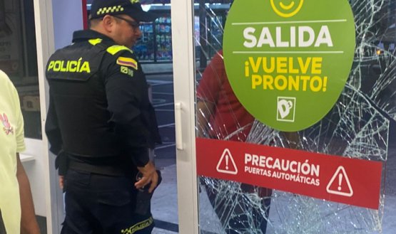 Caos en tienda D1 de Bucaramanga: mujer provocó graves daños