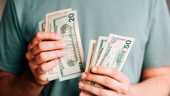 A lo largo de la mañana, el dólar revirtió la tendencia y empezó a subir e incluso, la divisa ya superó la barrera de los $5.000 en el intradía, tocando un máximo de $5.005.