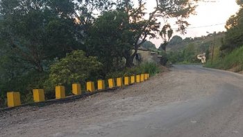 Paso intermitente entre Peracal y La Mulera, vía que conduce a la frontera 