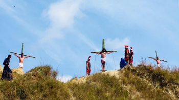 Playa de Belén: Dramatización de la Crucifixión de Cristo durante la celebración del viacrucis el Viernes Santo.
