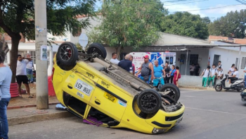 Taxi terminó volcado
