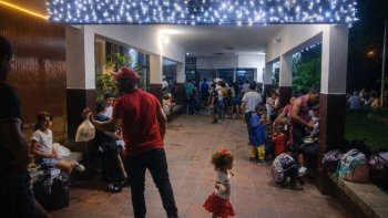 Decenas de familias campesinas permanecían ayer en la sede de la alcaldía de Tibú./Foto cortesía