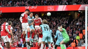 El alemán Kai Havertz (arriba) le dio el triunfo al Arsenal, que a una fecha de terminar la Liga Premier acaricia el título.