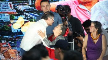 En el Encuentro de Economías para la Vida, el presidente Petro estrechó abrazos con abuelas que arribaron al SENA/Foto Carlos Ramírez
