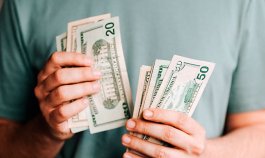 A lo largo de la mañana, el dólar revirtió la tendencia y empezó a subir e incluso, la divisa ya superó la barrera de los $5.000 en el intradía, tocando un máximo de $5.005.