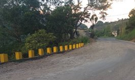 Paso intermitente entre Peracal y La Mulera, vía que conduce a la frontera 