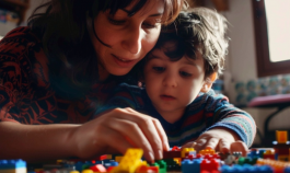 Una madre juega cubos con su hijo.
