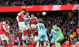 El alemán Kai Havertz (arriba) le dio el triunfo al Arsenal, que a una fecha de terminar la Liga Premier acaricia el título.