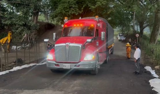 Se normaliza el tráfico vehicular en la carretera Ocaña-Cúcuta, luego de la instalación del puente metálico provisional. Foto Cortesía para La Opinión