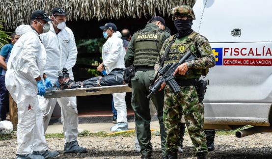 Levantamiento de un cadáver por parte del CTI de la Fiscalía. 