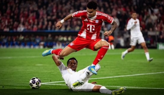 El guajiro en el segundo tiempo fue más participativo, marcó el gol decisivo del empate y generó la jugada para la anotación de Michael Olise,  que le dio la clasificación a los muniqueses. 