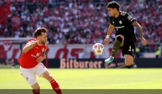 El colombiano Luis Díaz no tuvo un buen partido y fue sustituido para el segundo tiempo.