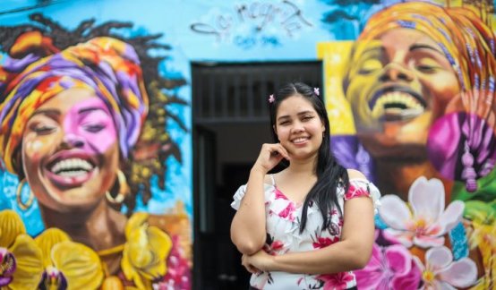 La cucuteña Katherine Castillo pinta memoria femenina con ‘Raíces Valientes’.