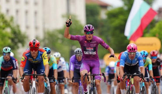 El francés Paul Magnier (Decathlon) le ganó el duelo al italiano Jonathan Milan (Lidl Trek) y al neerlandés Dylan Groenewegen (Unibet Rose Rockets).