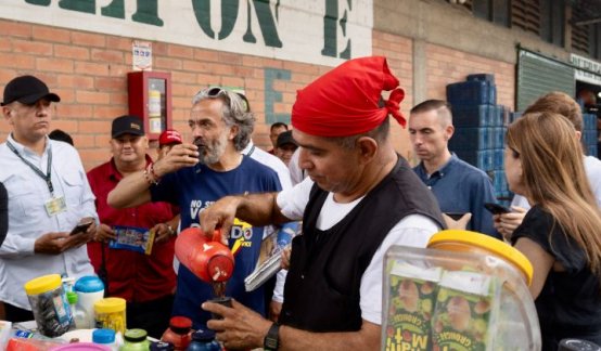 El candidato del Centro democrático a la vicepresidencia, Juan Daniel Oviedo, tomó tinto con los comerciantes de Cenabastos./Foto: Cortesía