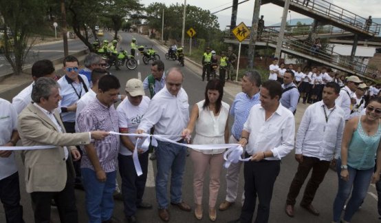 La fotografía corresponde a la inauguración de la avenida Panamericana, a cargo del Exministro Germán Vargas Lleras/Foto Archivo