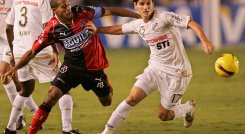 Macnelly Torres lucha una pelota con el volante brasilero Marcinho Guerreiro./Archivo/La Opinión