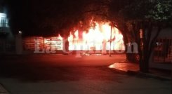 Promediando las 5 de la madrugada, una gran conflagración inició en la madrugada de este sábado. / Foto: La Opinión