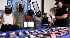 Los capturados fueron presentados junto al botín que habían extraído de la vivienda. (Foto: Cortesía)