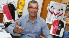 Andrés Ramírez, coleccionista de camisas del Cúcuta Deportivo. / Foto: Archivo