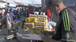 Las personas compran la comida en Trinidad y Tobago para enviarla a Venezuela en botes./ Foto:AFP