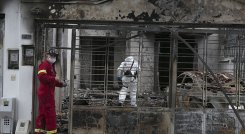 Las primeras hipótesis indican que efectivamente el incendio inició en el porche de una vivienda y se extendió a las casas de los dos lados. / Foto: Juan Pablo Cohen / La Opinión