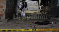 El cadáver quedó tendido en la mitad de la calle, junto a una cancha de fútbol del sector.