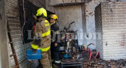 La motocicleta quedó totalmente destrozada por las llamas. Un mecánico resultó quemado en un brazo.