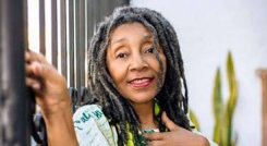 Interpreto canciones cuya música y letra son de mi autoría en un número aproximado de 200:Zully Murillo.