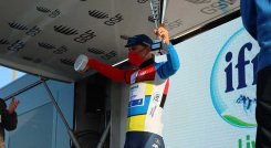 Davide Ballerini recibe el premio como ganador de la etapa